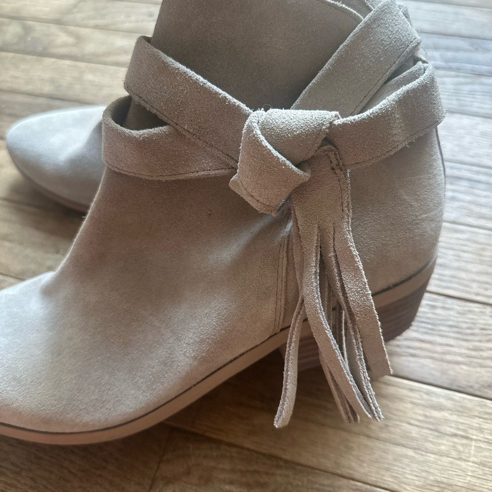 Guess Boots Ankle Suede Fringe Size 10 Beige Block Heel Western Chic - Picture 6 of 11